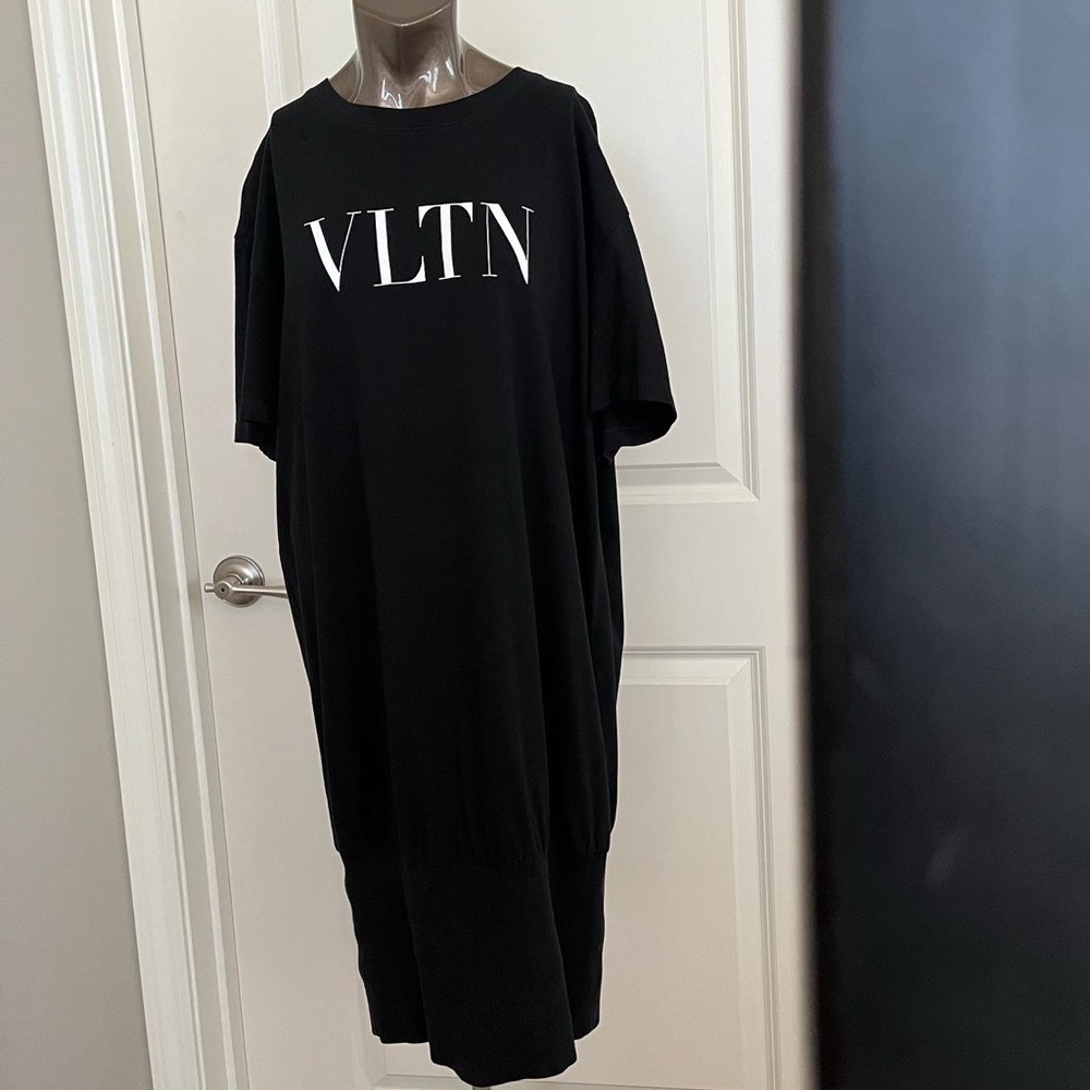 Wear as is or over skirt or trousers